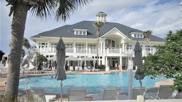 Een binnenzwembad, een verwarmd zwembad