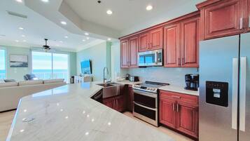 Een koelkast, een magnetron, een oven, een kookplaat