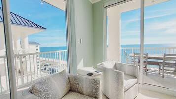 Een smart-tv, een dvd-speler, tafelvoetbal en een tafeltennistafel