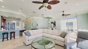 Smart-TV, DVD-Player, Tischfußball, Tischtennisplatte