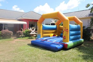 Área de juegos infantiles al aire libre
