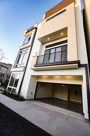 Front of property -  Kaizer Anthony Living (Houston)