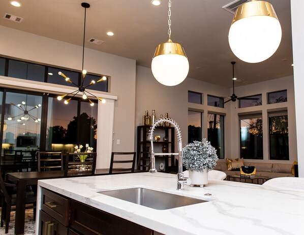 ASTORIA | 専用キッチン | 大型冷蔵庫、電子レンジ、オーブン、コンロ