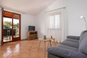 TV - Apartment for 5 persons, 200m from the beach, pool and garden for shared use (Porec)