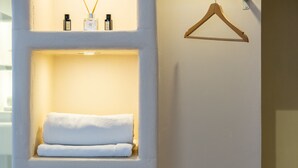 Deluxe Room | Sengetøy av topp kvalitet, minibar, safe på rommet og skrivebord