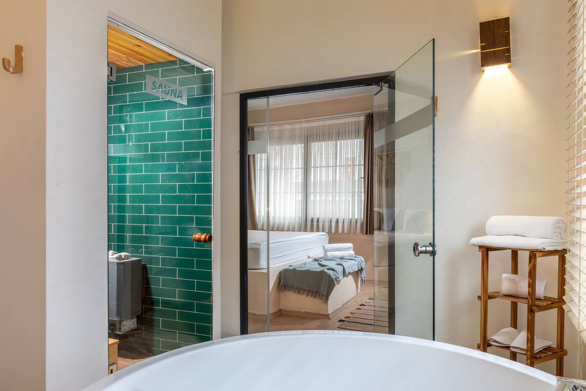 Wellness Spa Suite | Sengetøy av topp kvalitet, minibar, safe på rommet og skrivebord