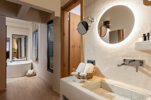 Wellness Spa Suite | 高級寢具、迷你吧、客房內保險箱、書桌