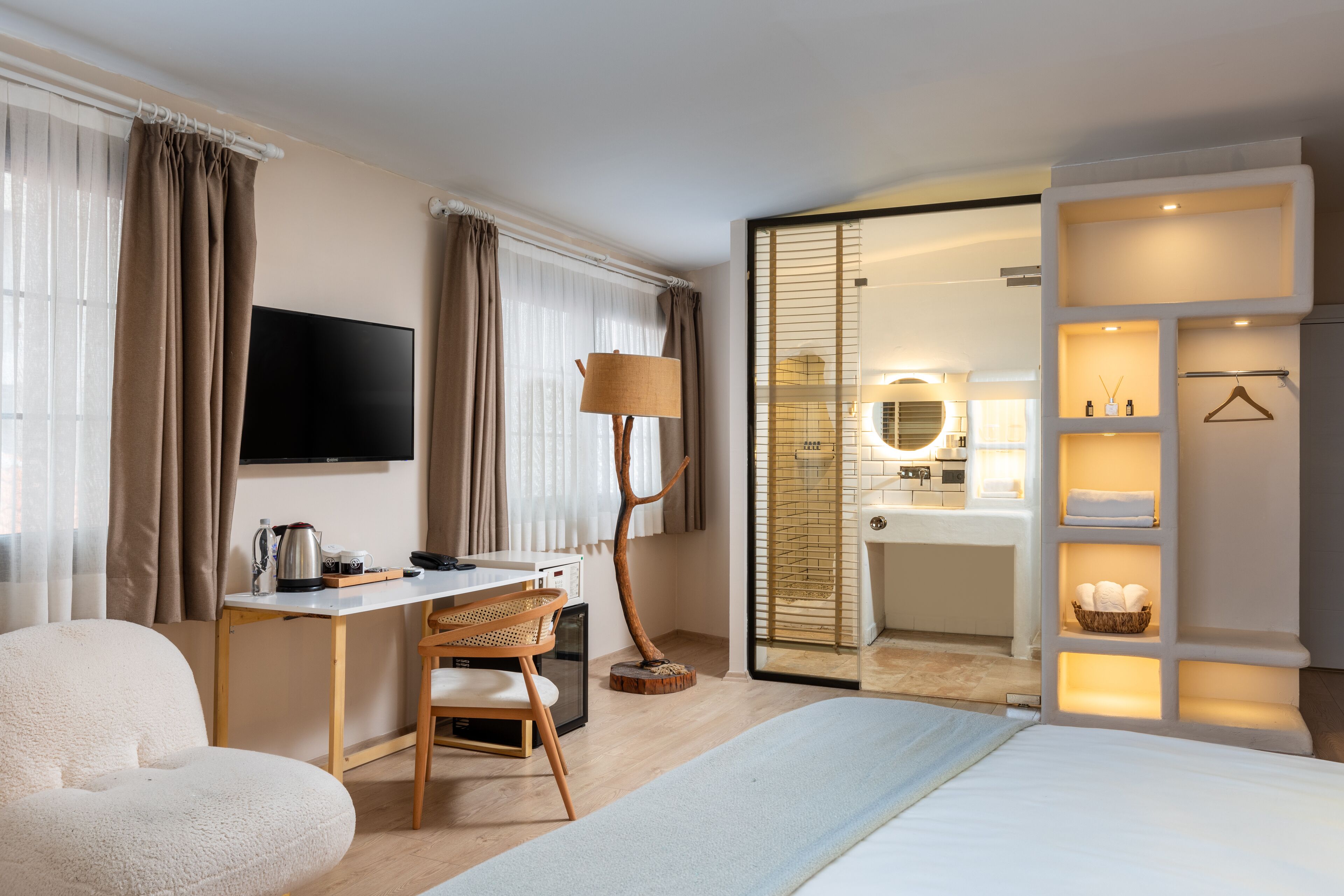 deluxe room | 1 bedroom, premium bedding, minibar, in-room safe
