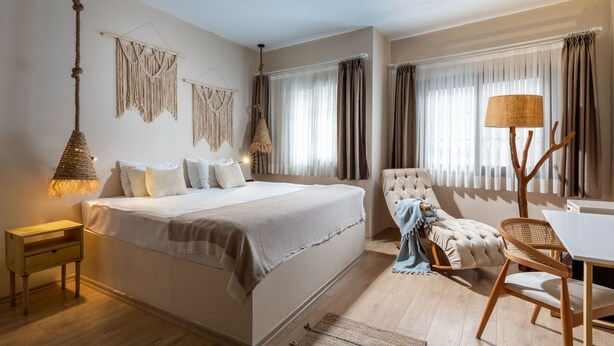 Deluxe Room | Sengetøy av topp kvalitet, minibar, safe på rommet og skrivebord