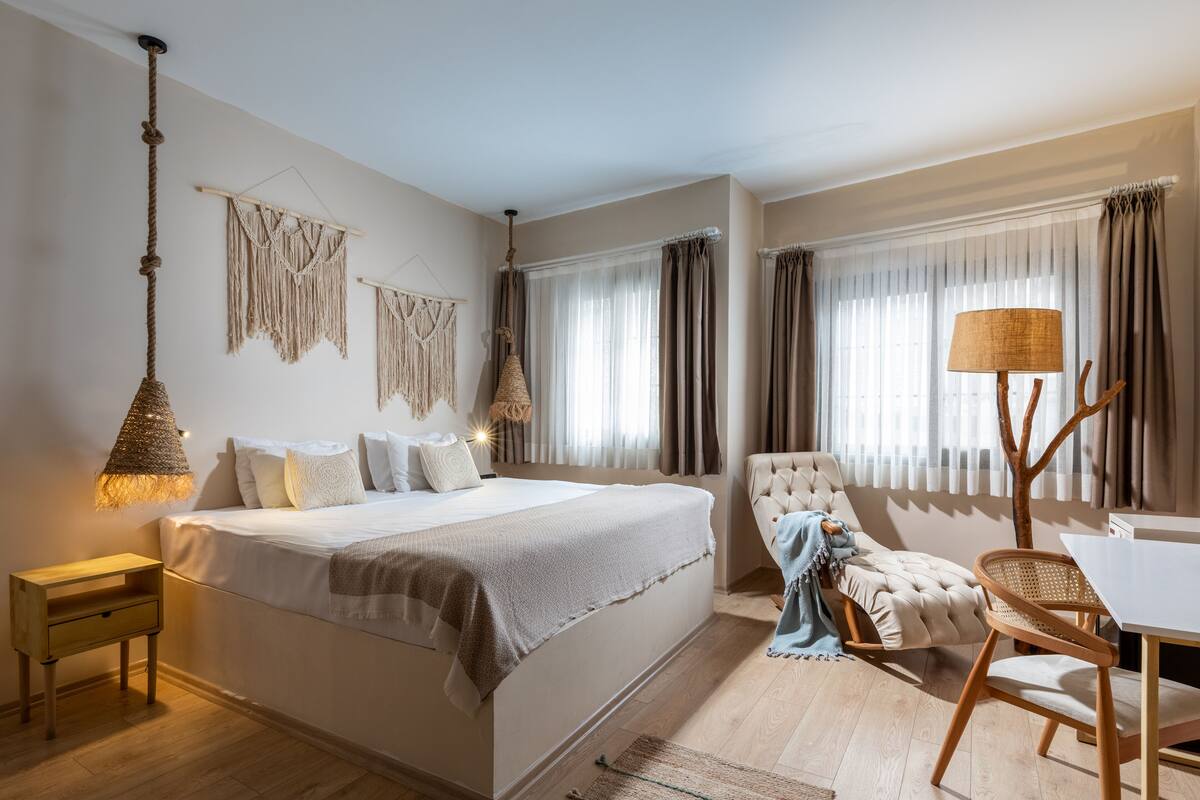 Deluxe Room | Sengetøy av topp kvalitet, minibar, safe på rommet og skrivebord