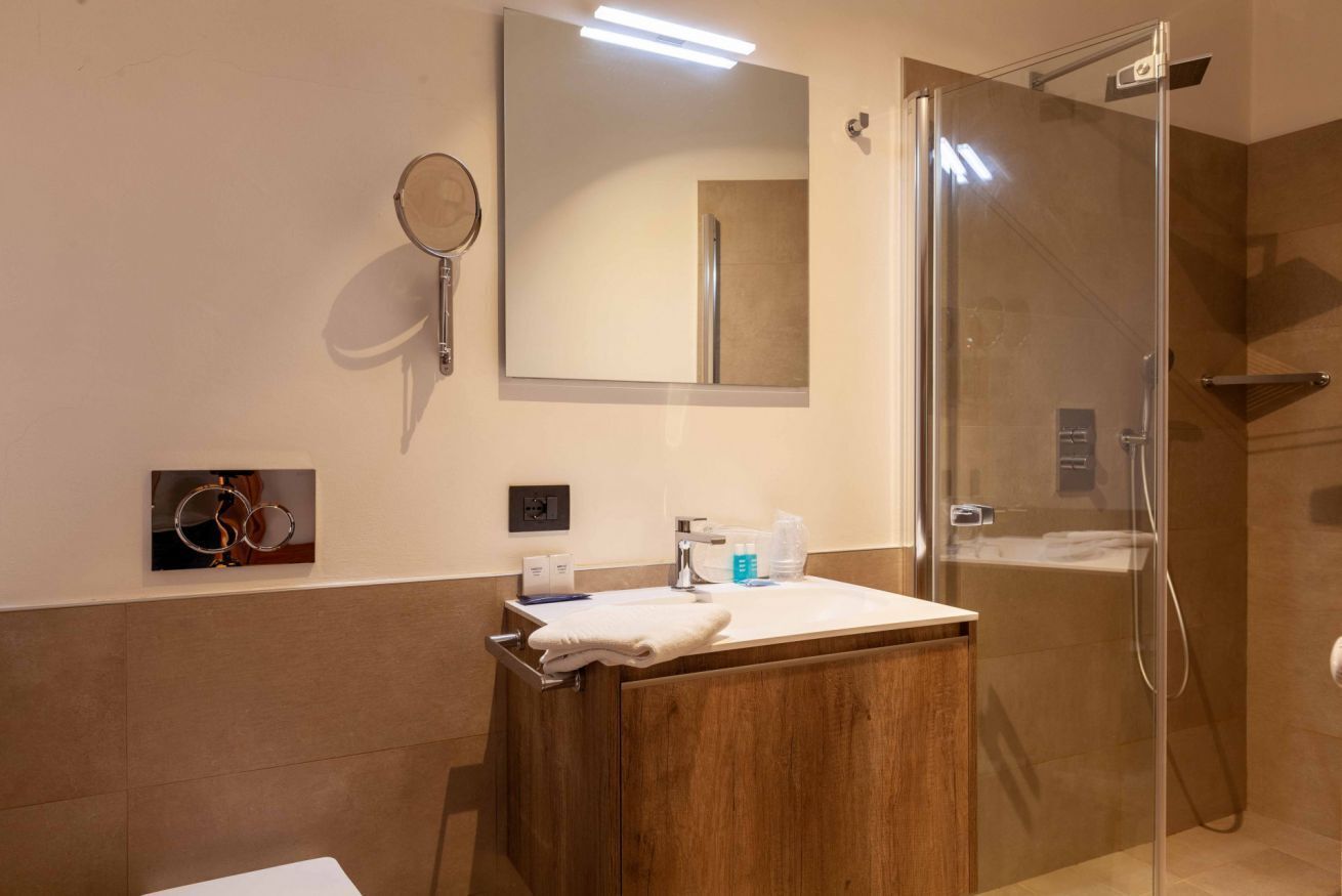 Een douche, een haardroger, een bidet, handdoeken