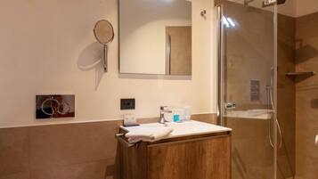 Een douche, een haardroger, een bidet, handdoeken
