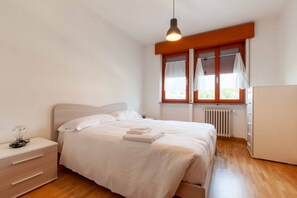 1 室のベッドルーム、アイロン / アイロン台、WiFi (無料)、ベッドシーツ