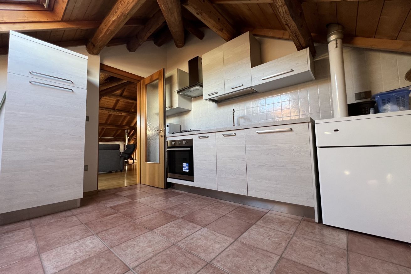 Kühlschrank, Ofen, Herdplatte, Wasserkocher mit Kaffee-/Teezubehör