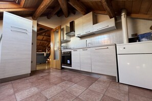 Fridge, oven, stovetop, coffee/tea maker