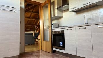 Refrigerador, horno, parrilla de estufa y cafetera y tetera