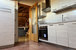 Refrigerador, horno, placa de cocina, cafetera/tetera