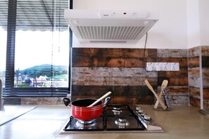 Oven, cookware/dishes/utensils, spices