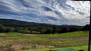 A golf course with a clear sky and distant mountains. - Villa Golf Saint Endréol La Motte (La Motte)