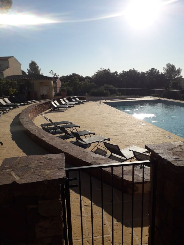 Utendørsbasseng og et oppvarmet basseng