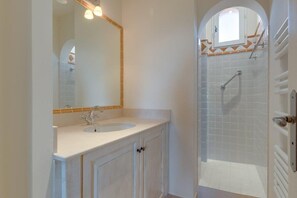 Bathtub, hair dryer, towels - Villa Golf Saint Endréol La Motte (La Motte)