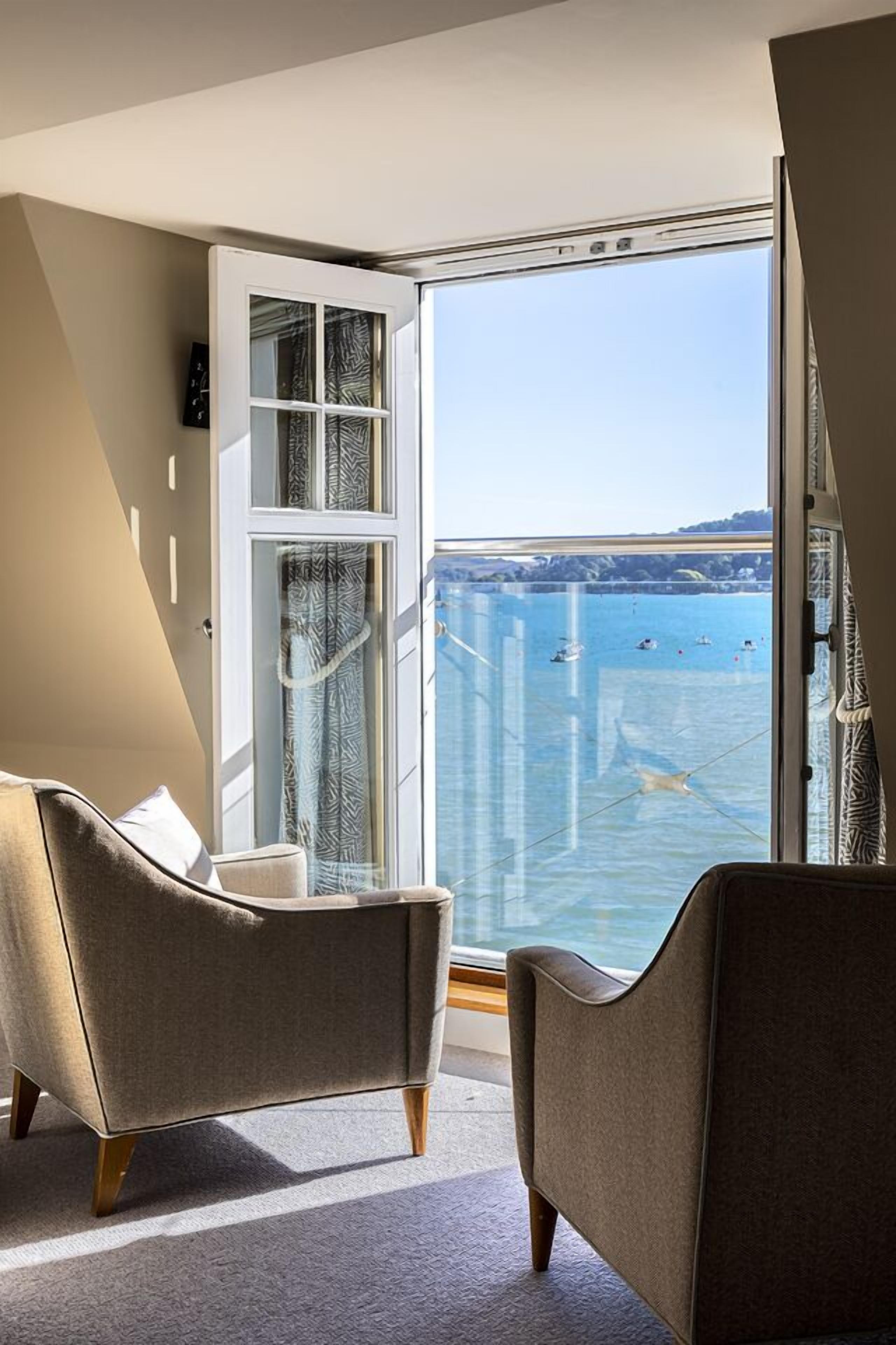 シグネチャー ルーム シービュー | 低刺激性寝具、セーフティボックス (室内)、デスク、ノートパソコン用作業スペース