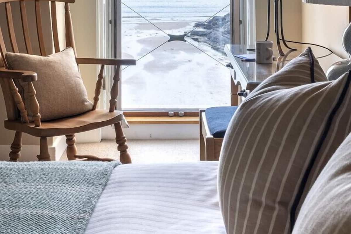 Habitación superior, vista parcial al mar | Ropa de cama hipoalergénica y caja de seguridad en la habitación