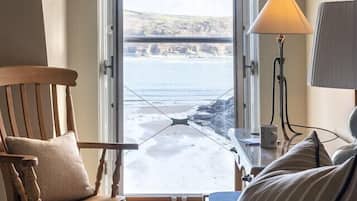 Camera Superior, vista mare parziale | Biancheria da letto ipoallergenica, una cassaforte in camera