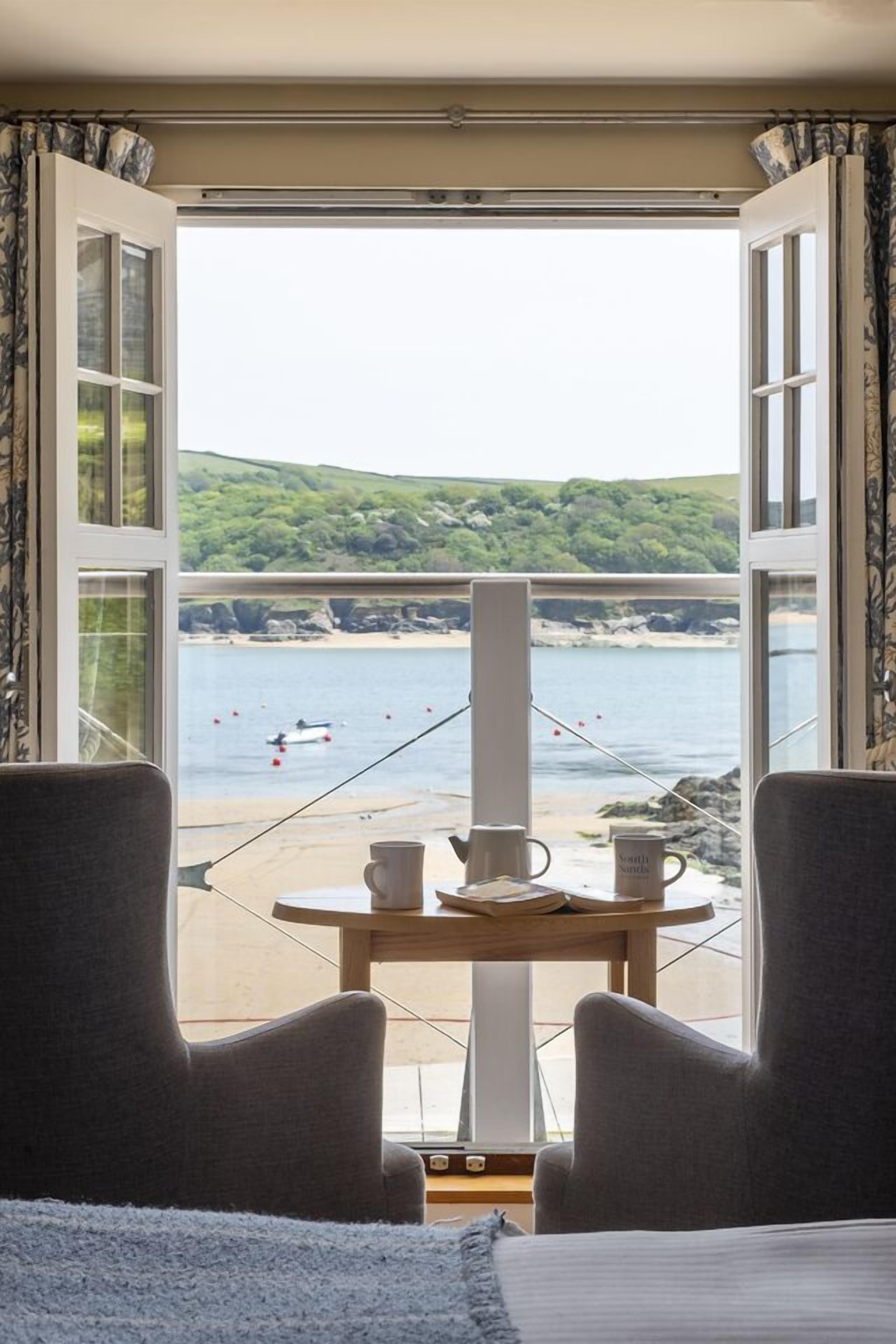 Signature Room, Sea View | Hypo-allergenic bedding, in-room safe, desk, laptop workspace