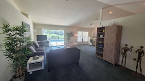 Living area - Relaxing at the pool (Inverness)