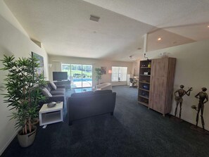 TV, offices - On the Course with a Pool (Inverness)