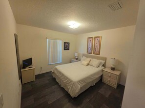 3 Schlafzimmer, Schreibtisch, Bügeleisen/Bügelbrett, WLAN