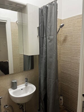 Dusche, Haartrockner, Bidet, Handtücher