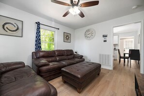 Téléviseur connecté, lecteur de DVD, livres