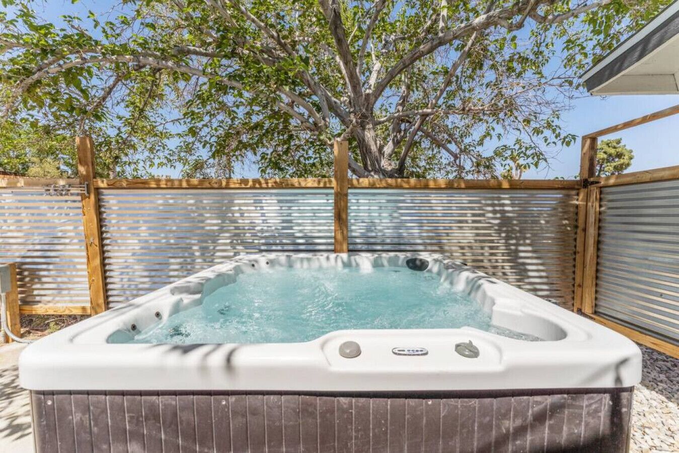Bañera de hidromasaje al aire libre