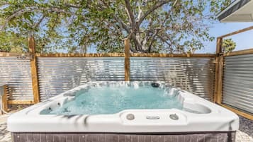 Bañera de hidromasaje al aire libre