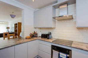 Basic Apartment, Multiple Beds | Private kitchen | Fridge, microwave, oven, stovetop - Bright 2 Bedroom Apartment in Islington (London)