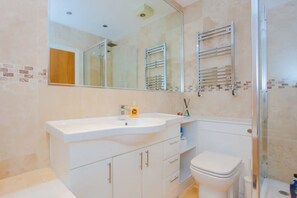 Appartement de base, Plusieurs lits | Salle de bain | Séchoir à cheveux, serviettes fournies, savon, shampooing