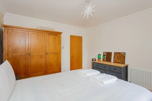Basic Apartment, Multiple Beds | 2 bedrooms, iron/ironing board, WiFi, bed sheets