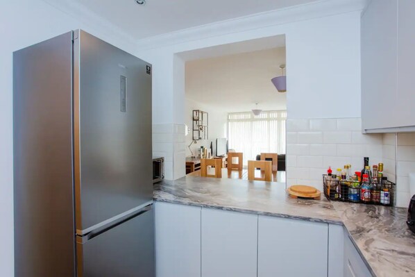 Basic Apartment, Multiple Beds | Private kitchen | Fridge, microwave, oven, stovetop