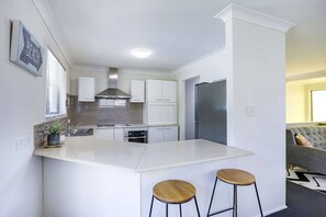 Habitación básica, 1 cama Queen size | Cocina privada | Microondas, horno, parrilla de estufa y lavavajillas
