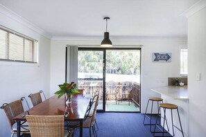 Habitación básica, 1 cama Queen size | Restaurantes