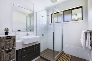 Habitación básica, 1 cama Queen size | Baño | Regadera, toallas, jabón, shampoo