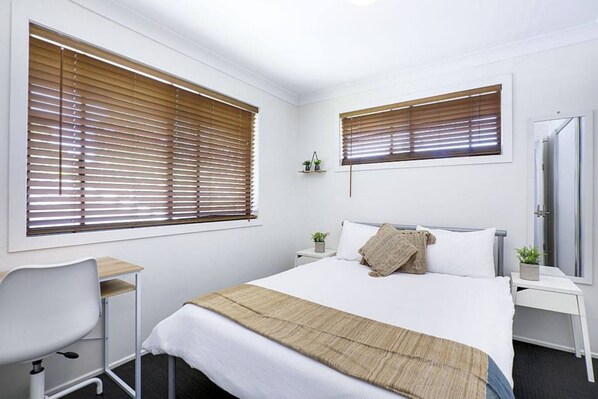 Habitación básica, 1 cama Queen size | 1 habitación y espacio para trabajar con laptop