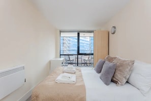 Departamento básico, 1 cama matrimonial y sofá cama | 1 habitación, tabla de planchar con plancha y ropa de cama 