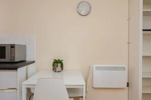 Departamento básico, 1 cama matrimonial y sofá cama | Cocina privada | Refrigerador, microondas, horno y parrilla de estufa 