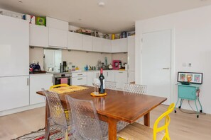 Basic Apartment, 2 Double Beds | Private kitchen | Fridge, oven, stovetop, cookware/dishes/utensils - Eclectic 2 Bedroom Apartment in Shoreditch With a Balcony (London)