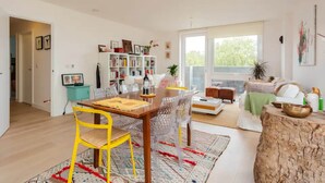 Appartement, 2 lits doubles | Salle de séjour | Télévision