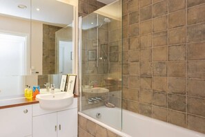 Eenvoudig appartement, 2 tweepersoonsbedden | Badkamer | Handdoeken, zeep, shampoo, toiletpapier