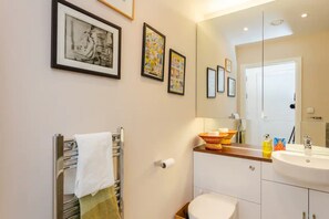 Basic Apartment, 2 Double Beds | Bathroom | Towels, soap, shampoo, toilet paper - Eclectic 2 Bedroom Apartment in Shoreditch With a Balcony (London)